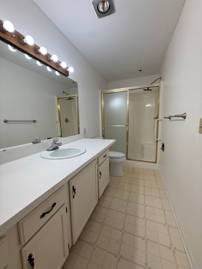 Building Photo - Well Maintained 2BD/2BTH Lynnwood Condo for Lease in Gated Community!