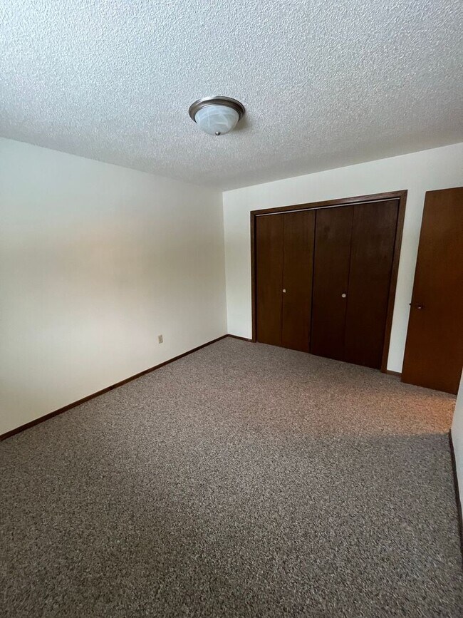 Building Photo - 877 Loon Lake Rd