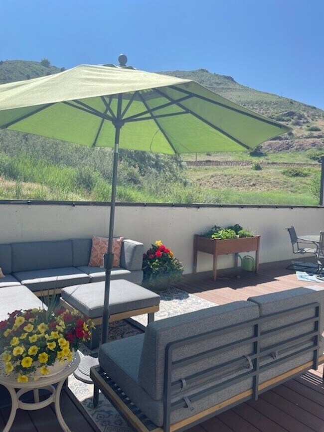 Building Photo - LUX 3BD, 3BA Foothills Home Only 5 Minutes...