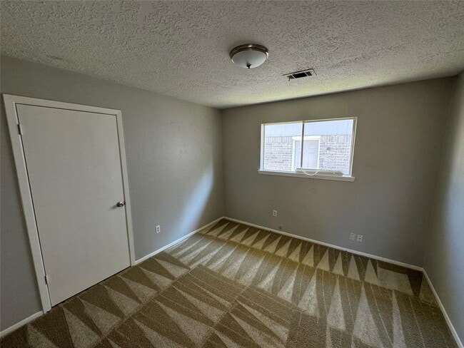 Building Photo - 23227 Low Ridge Rd