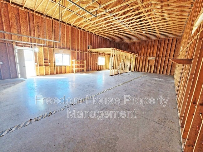 Building Photo - 3580 Prairie Ave
