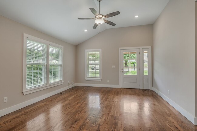 Building Photo - Charlotte Park/Nations bungalow home for r...