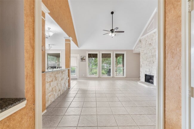 Building Photo - 510 Crestwater Ct
