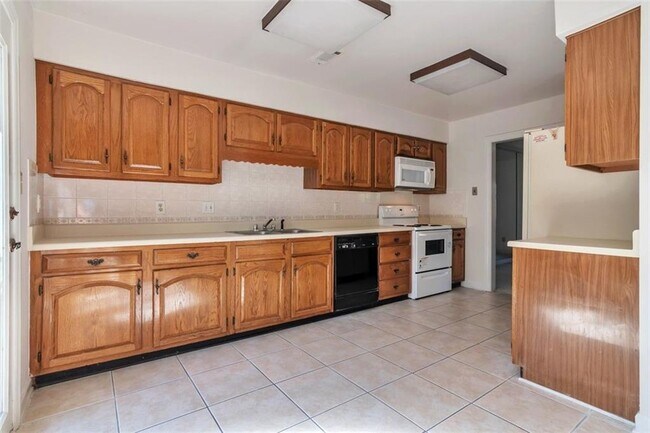 Building Photo - 4324 Village Oaks Ln