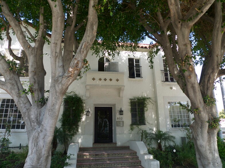 Building Photo - 802 N Sweetzer Ave