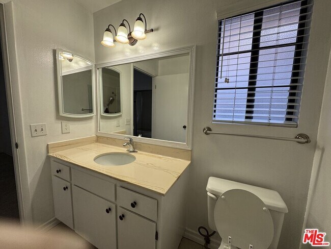 Building Photo - 1007 5th St