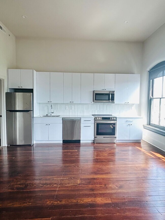 Building Photo - Historic Modern Apartment