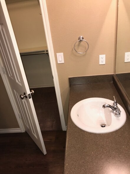 Building Photo - 4280 Castlegate Dr