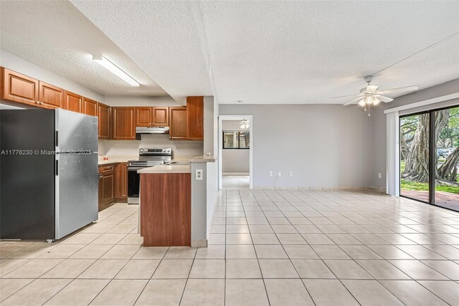 Building Photo - 351 Palm Way
