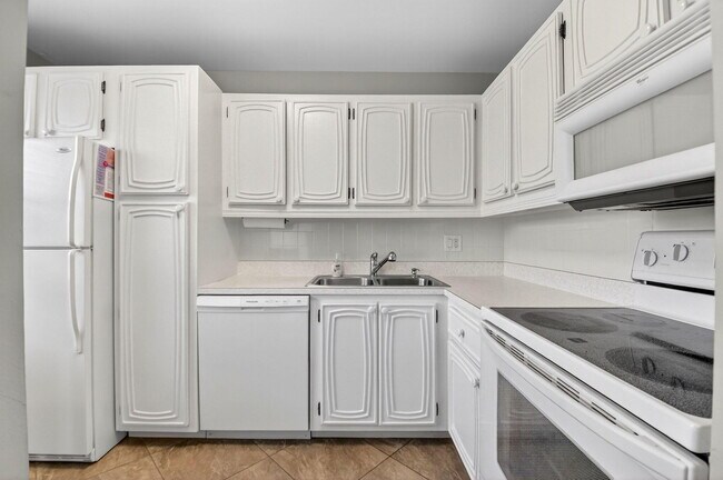 Building Photo - 18 Colonial Club Dr