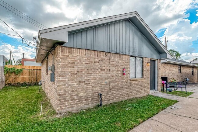 Building Photo - 8814 Manus St