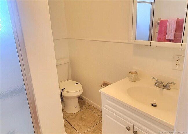 Building Photo - 350 NE Granduer Ave