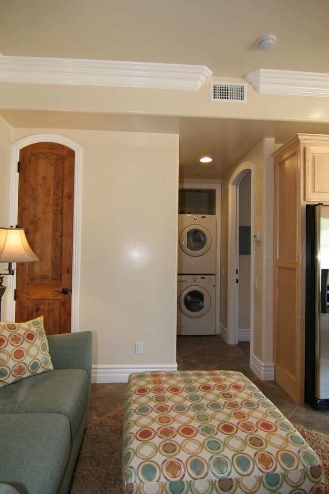 Building Photo - Charming 1 Bed / 1 Bath Duplex Close To Ca...