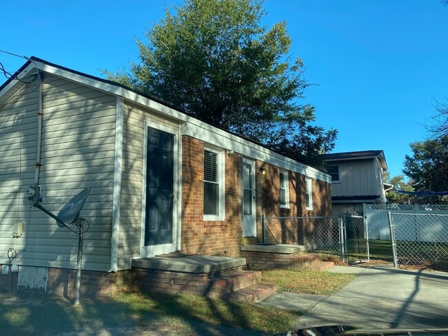 Building Photo - 1829 Inverness Dr