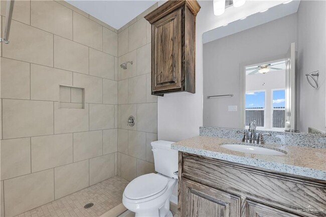 Building Photo - LARGE HOME! 3 BEDROOM!
