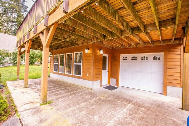 Building Photo - Lovely Home and Property Located on Honeym...