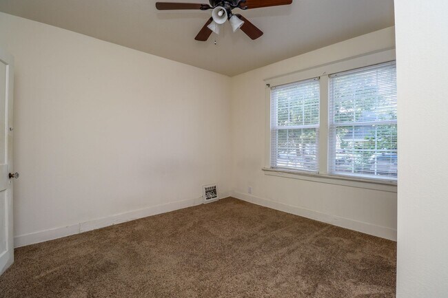 Building Photo - 1106 Hamilton Way