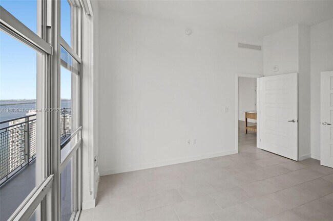Building Photo - 2150 N Bayshore Dr