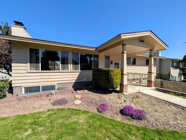 Building Photo - Over Sized 3-Bed, 2.5-Bath SFH w/ 2-Car Garage, & Fenced Backyard!