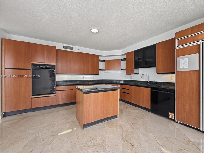 Building Photo - 17555 Collins Ave