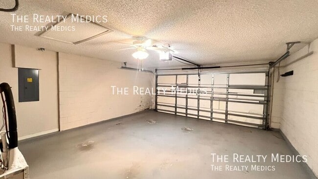 Building Photo - 1553 Ross Dr