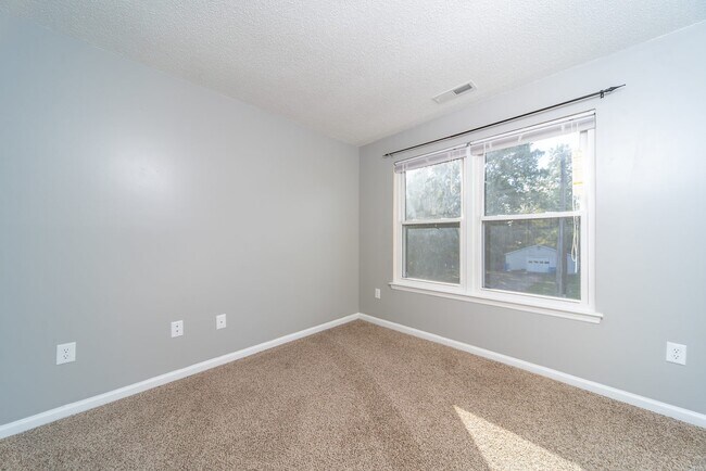 Building Photo - Beautiful 3 bed/ 2.5 bath home in Deep Creek