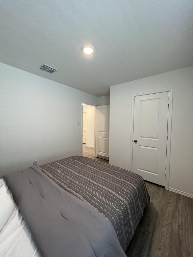 Building Photo - 8523 Grosbeak Cv