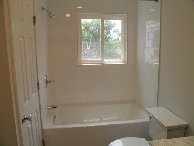 Building Photo - 12 Sundale Ct
