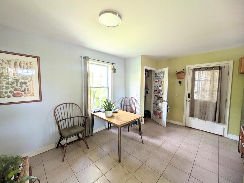 Large, sunny dining area - 44 North Ave
