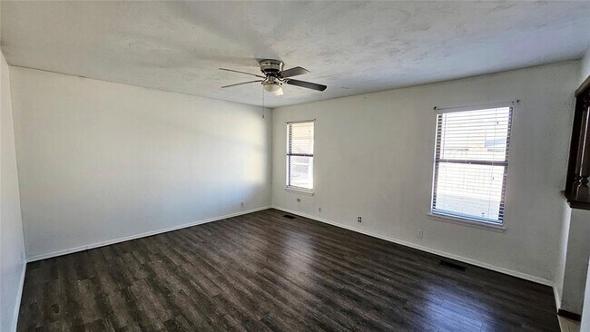 Building Photo - 9005 Tracy Dr