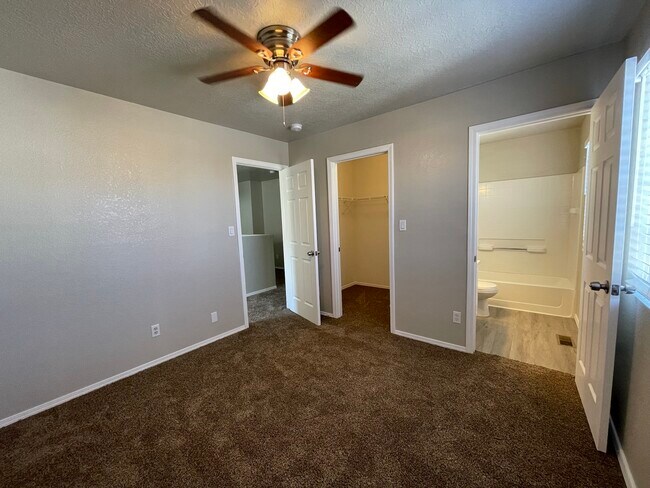 Building Photo - 10716 Habanero Way SE