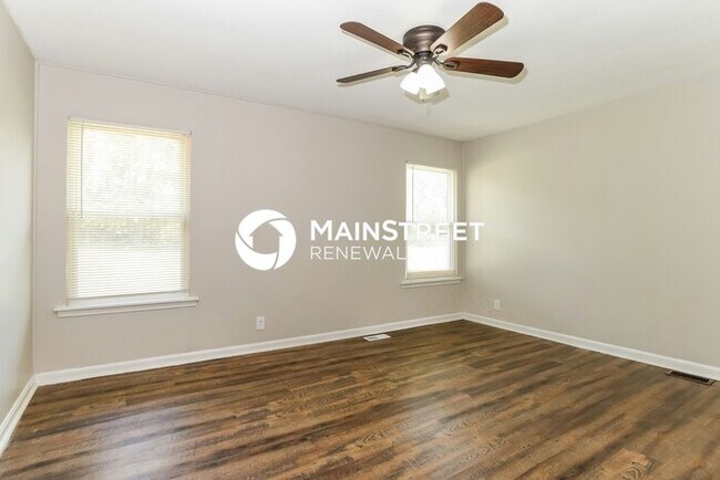 Building Photo - 3 Bedroom Pet-Friendly Home in Louisville, KY with Main Street Renewal