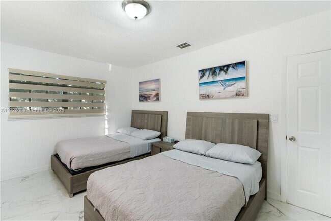 Building Photo - 9167 Harding Ave