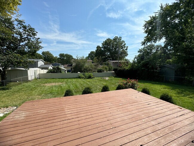 Building Photo - 3 bed 1.5 bath home in Bettendorf!