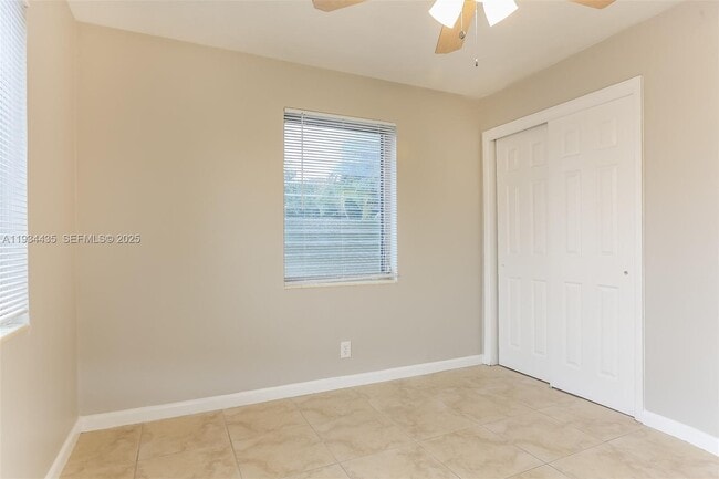 Building Photo - 2411 NE 10th Ave