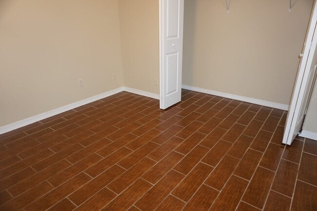 Building Photo - 3 Bedroom 2 Bathroom with Bonus Room