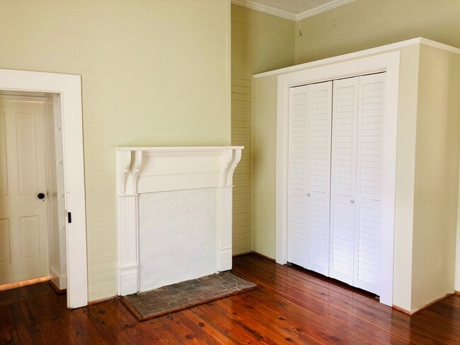 Building Photo - Plum Street-3 bedroom/2 bath home with large rocking chair front porch!