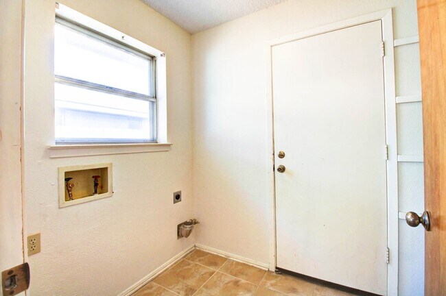 Building Photo - 758 Brighton Ln