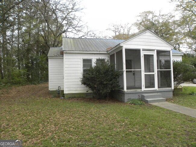Building Photo - 113 Maple St