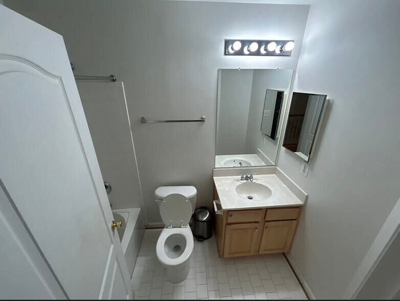 Building Photo - 7020 Pyle Ct