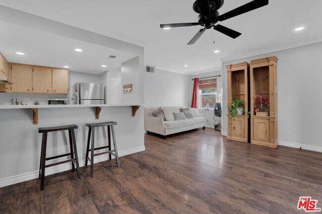 Building Photo - 18209 Sierra Hwy