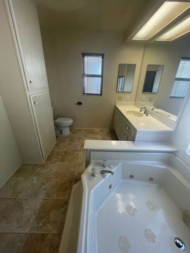 Building Photo - Cute, centrally located home!