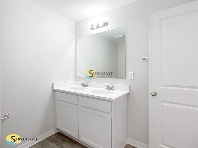 Building Photo - 3821 SW 43rd Ct