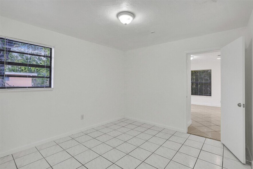 Building Photo - 1142 NW 43rd Ter