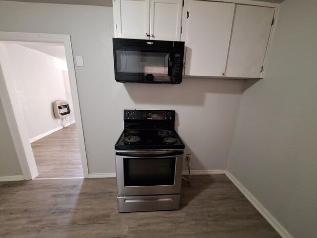 Building Photo - 2 bedroom, 1 bath