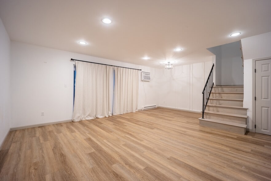 Building Photo - 404 Chelsea Cv S