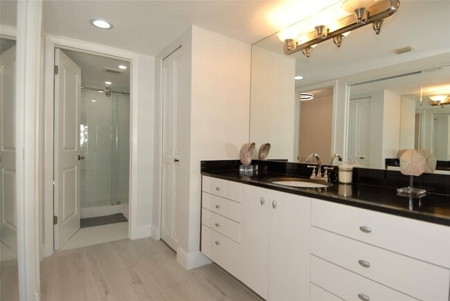 Building Photo - 3900 Galt Ocean Dr