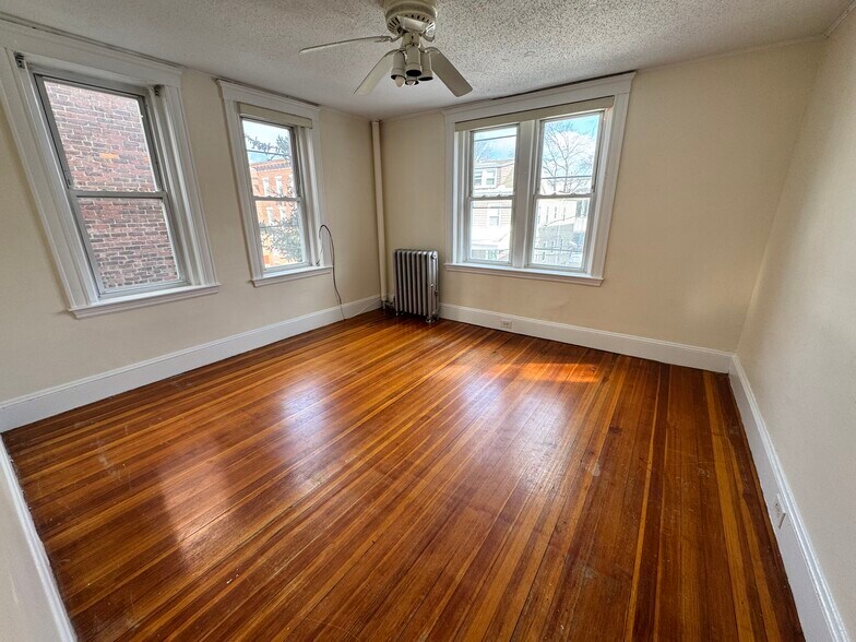 Building Photo - 8 Barrows St