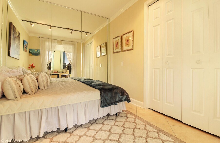 Building Photo - 1030 N State St