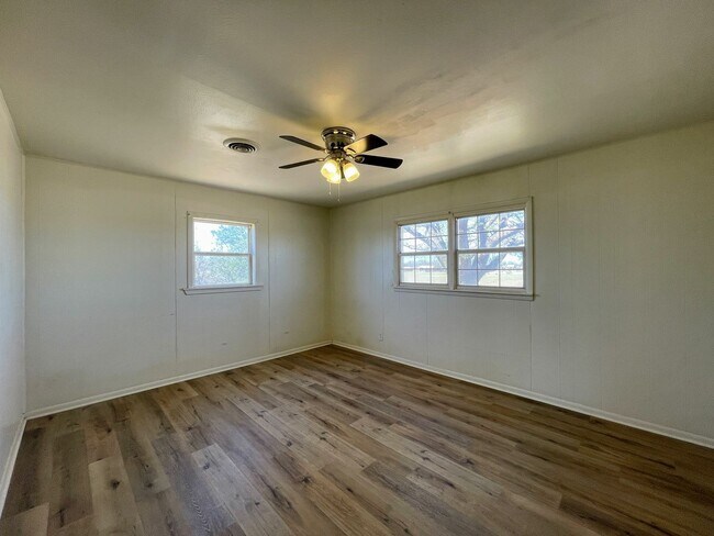 Building Photo - Cozy 3-Bedroom Home with Spacious Front Porch – Perfect for Small Families!